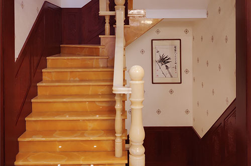 吴起中式别墅室内汉白玉石楼梯的定制安装装饰效果